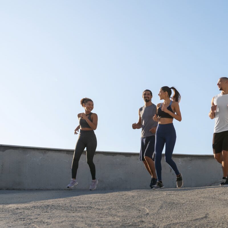 persone che corrono felici all'aperto