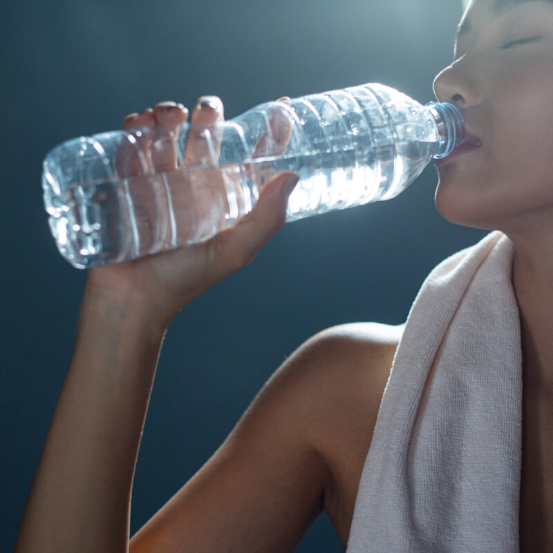 donna beve acqua durante allenamento