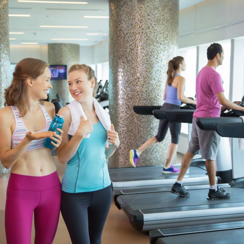 Due ragazze in forma in palestra